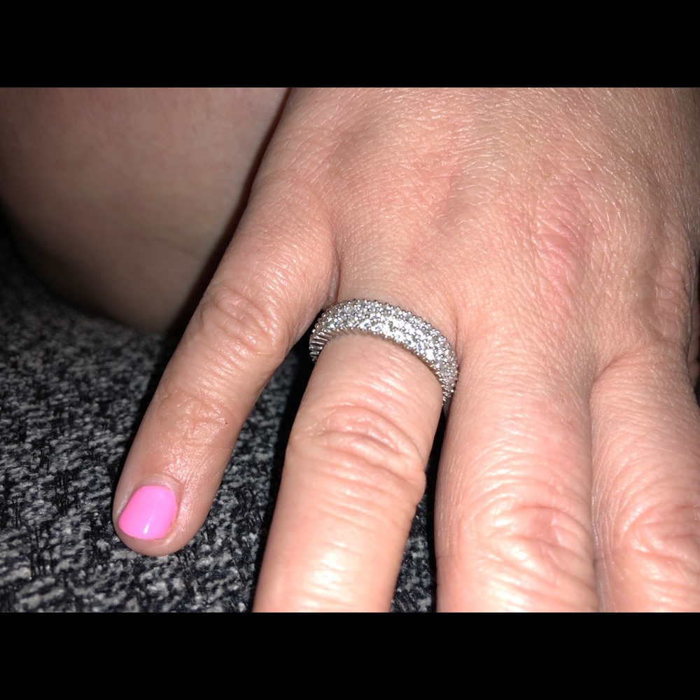 Beautiful Women’s Diamond Ring